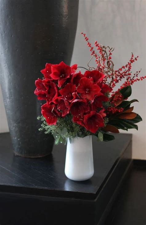 Amazing Unique Flower Arrangements Ideas For Your Home Decor 13 - MAGZHOUSE