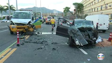 Carro fica destruído após se chocar contra caminhão na Linha Amarela