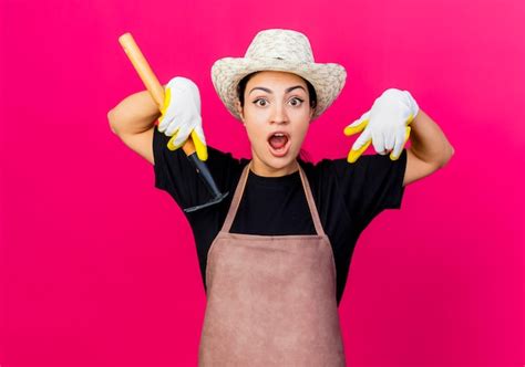 Jardinero De Mujer Hermosa Joven En Guantes De Goma Delantal Y Sombrero