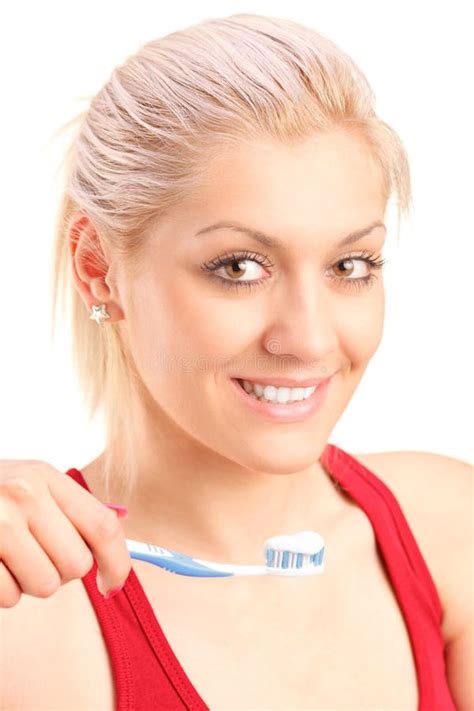 Une Jeune Femme Blonde Se Brossant Les Dents Image Stock Image Du Bouche Personnel