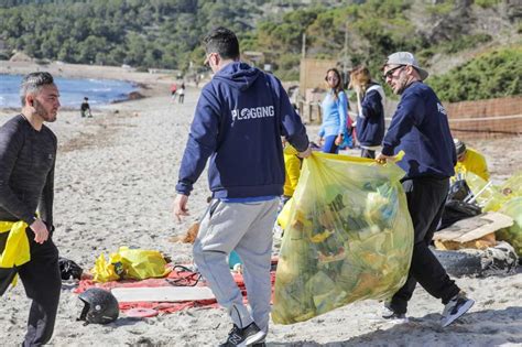 Retiran Kilos De Basura Que Gloria Expuls Del Mar A Las Playas