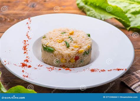 Arroz Cozido Legumes Numa Placa Branca Foto De Stock Imagem De