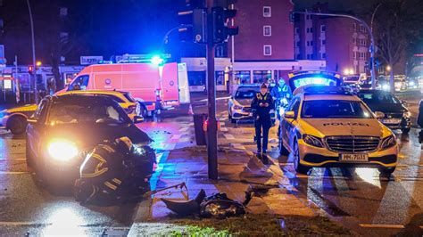 Polizei Hamburg Trümmerfeld nach Autounfall Straßensperrung