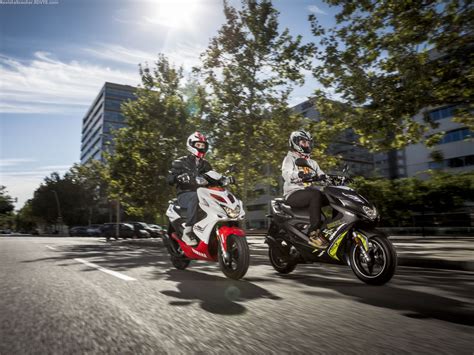 Revista Scooter Nuevos Yamaha Aerox R Y Aerox Naked R