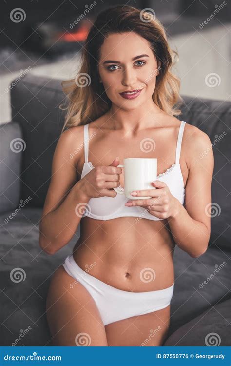 Femme Sexy Dans La Lingerie Photo stock Image du regard modèle