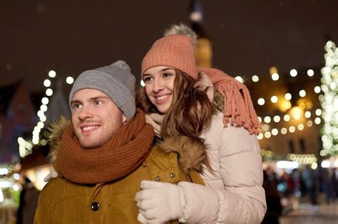 Feriados De Inverno E Conceito De Pessoas Feliz Jovem Casal Namorando