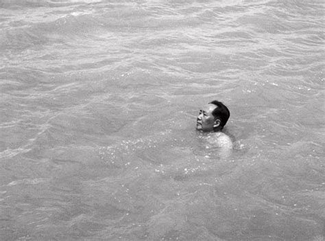 Mao Zedong swimming at the Yangtze River - 1956 [600x445] : r/HistoryPorn