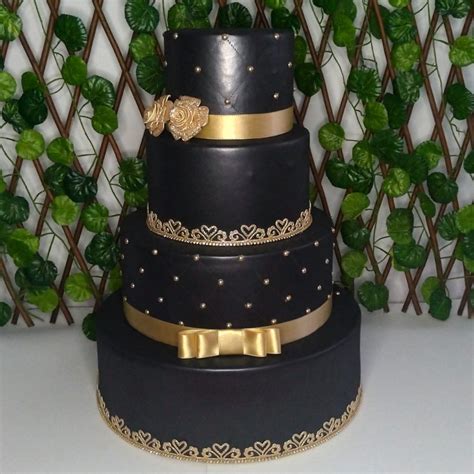 Bolo Fake Preto E Dourado