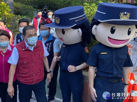 侯友宜當導護陪學童開學 新北婦幼警花啟動護童專案