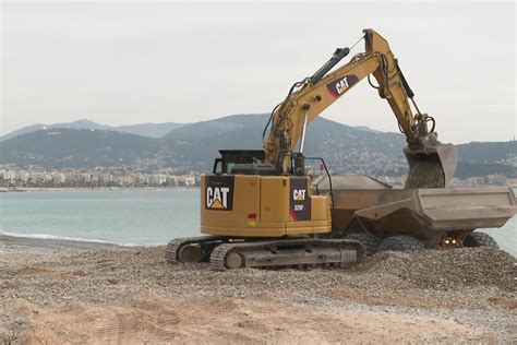 Nice à l approche des beaux jours les plages de galets se refont une