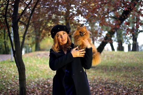 Mujer Feliz Con Pelo Largo Y Rizado Tiene Perro Peque O Hermosa Chica