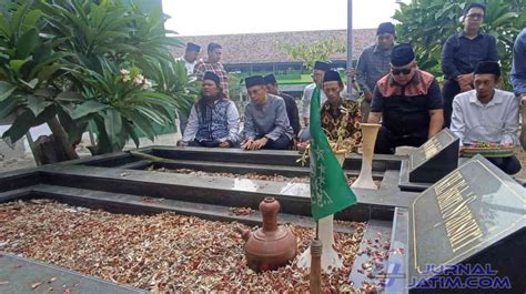 Tgb Bersama Tpn Ganjar Mahfud Ziarah Makam Pendiri Nu Kh Bisri Syansuri