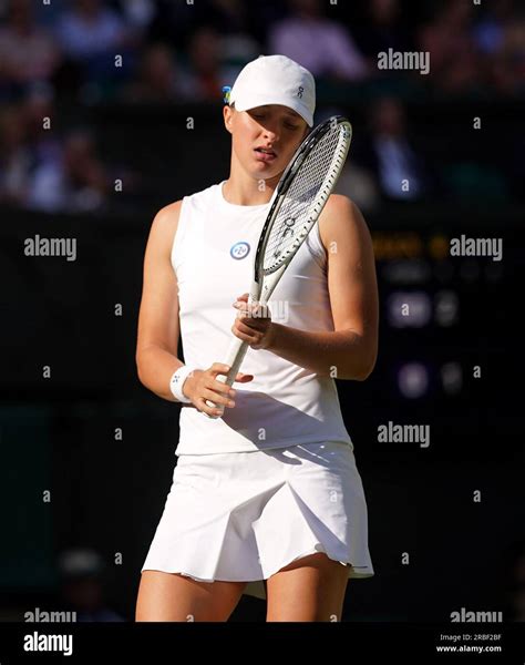 Iga Swiatek Wimbledon 2023 Reacts Hi Res Stock Photography And Images