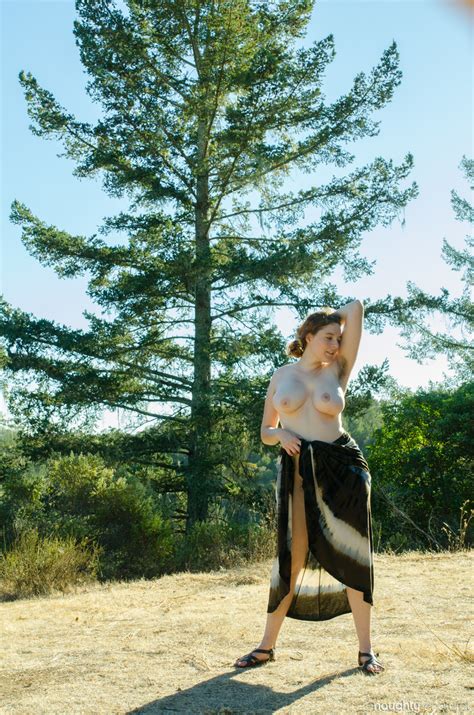 Amateur With Big Tits Eleanor Rose Shows Her Hairy Armpits And Twat Outdoors CoedCherry