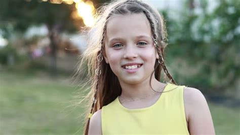 1100点を超えるtween Girl Models Videosの映像素材とロイヤリティフリー映像 Istock