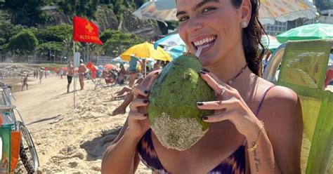 Mariana Goldfarb Exibe Barriga Sequinha Em Dia De Praia