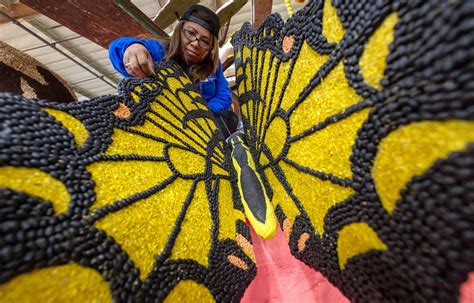 Photos: Volunteers put final touches on 2024 Rose Parade floats - Los ...