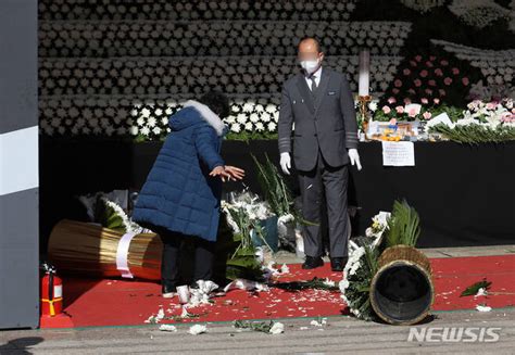 포토 폭발한 이태원 참사 유가족 윤석열·오세훈 조화 패대기서울의 소리