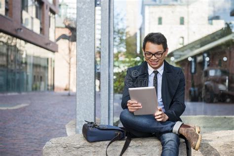 Homme Regardant Le Ciel Photo Stock Image Du Homme Ciel