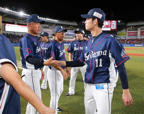 今井（右）と握手する辻監督（撮影・沢田 明徳） ― スポニチ Sponichi Annex 野球