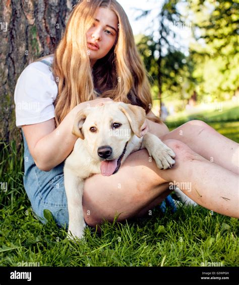Junge Attraktive Blonde Frau Spielen Mit Ihrem Hund Im Gr Nen Park Im Sommer Lifestyle