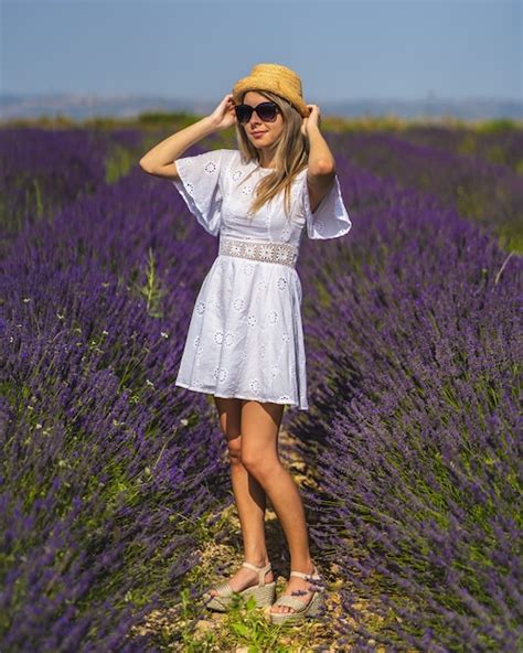 Las hembras jóvenes con un hermoso vestido caminando en un campo de