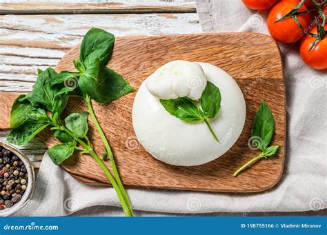 Queso Italiano Mozzarella Burrata Con Hojas De Albahaca Ensalada