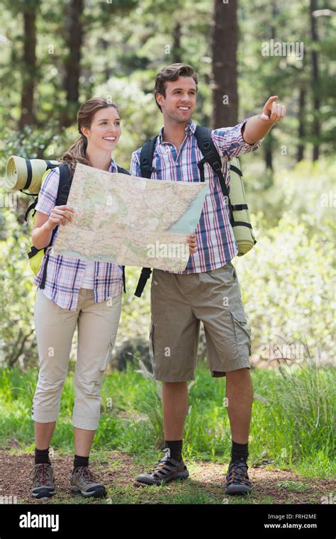 Junges Paar Zeigen Und Planung Beim Wandern Mit Karte Stockfotografie