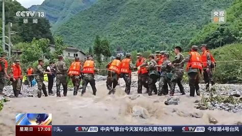 救援队伍徒步进入四川雅安暴雨灾害核心区 搜寻转移持续进行群众新华村人员