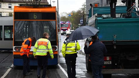 FOTOS Mannheim Straßenbahn entgleist nach Unfall mit Lkw viele