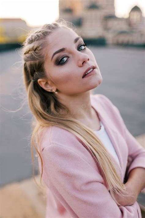 Schönes Mädchenporträt Junge Blonde Frau Stockbild Bild von verkollkommnung aufwerfung