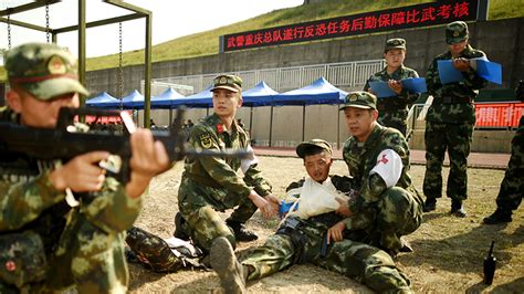 联勤保障部队8月1日起统一佩戴新式胸标、臂章 中国军网