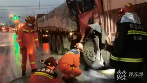 雪天路滑宿迁两辆货车追尾一人被困 消防紧急营救救援人员车头