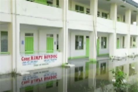 Some teachers in Macabebe, Pampanga descend on the flood to teach ...