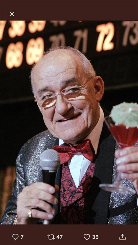 Bullseye presenter Jim Bowen dies aged 80 - ITV News