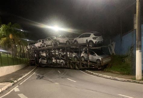 Caminh O Cegonha Fica Preso Na Subida Da Estrada Galv O Bueno