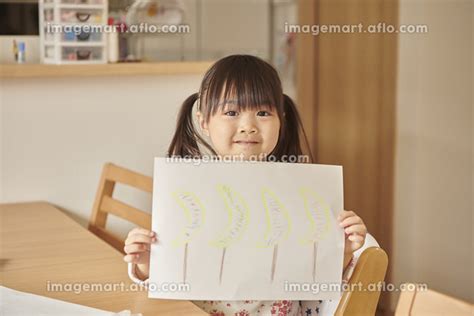 お絵描きをする日本人の女の子の写真素材 [129309023] イメージマート