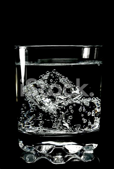 Eiswürfel Im Glas Wasser Mit Blasen Stockfoto Lizenzfrei FreeImages