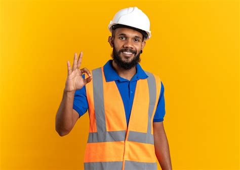 Homem Jovem Construtor Afro Americano Sorridente De Uniforme