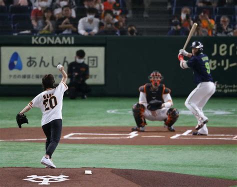 ＜巨・ヤ＞始球式を行う本田真凜（撮影・村上 大輔） ― スポニチ Sponichi Annex 野球