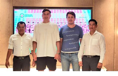 Goalkeeper Lam Officially Signs Contract With Binh Dinh