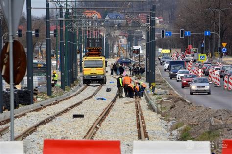 W Dąbrowie Górniczej układają torowisko tramwajowe budują nowe ronda