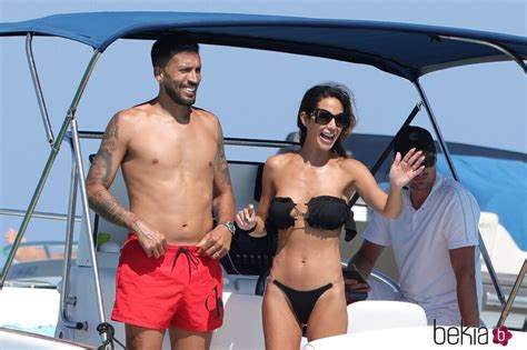 Tamara Gorro y Ezequiel Garay en un barco en Ibiza Las románticas