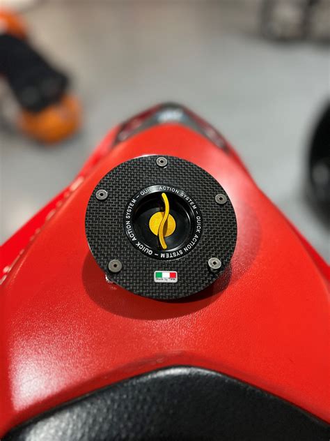 Twm Carbon Fiber Quick Release Fuel Cap Mv Agusta Forum