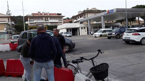 Ciclista Cade Nella Rotatoria Di Via Milano Ferita