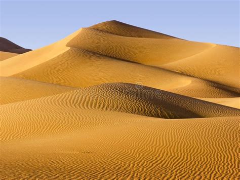 Middle East Desert. Desert, Abu Dhabi - changing patterns of the Liwa ...