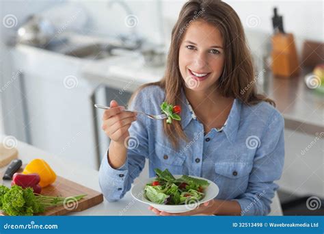 Mulher Bonita Que Come Uma Salada Foto De Stock Imagem De Comer