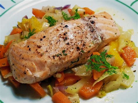 Sanft gegarter Lachs auf Möhren Orangen Fenchel Gemüse Rezept