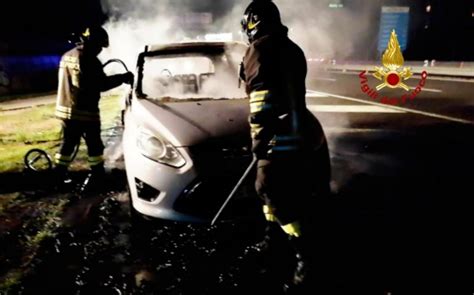 Strada Statale Un Automobile Prende Fuoco Pronto Intervento Dei