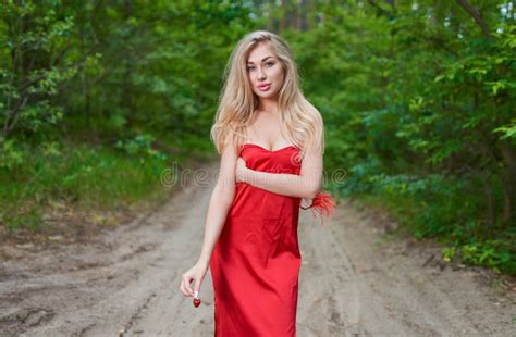 Charmante Jeune Blonde Enti Rement Nue Avec Un Corps Tann Posant Sur Un Canap Dans Une Belle